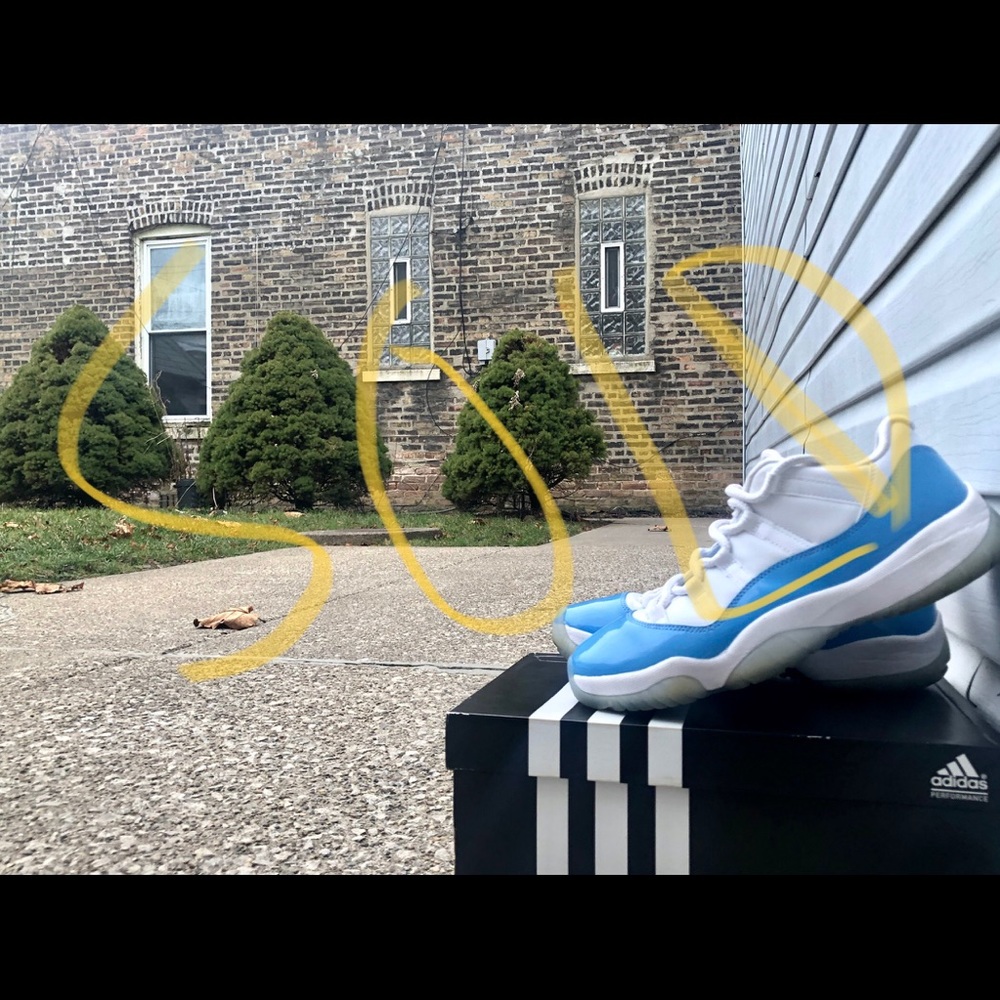 SOLD!! Air Jordan 11 Low UNC colorway